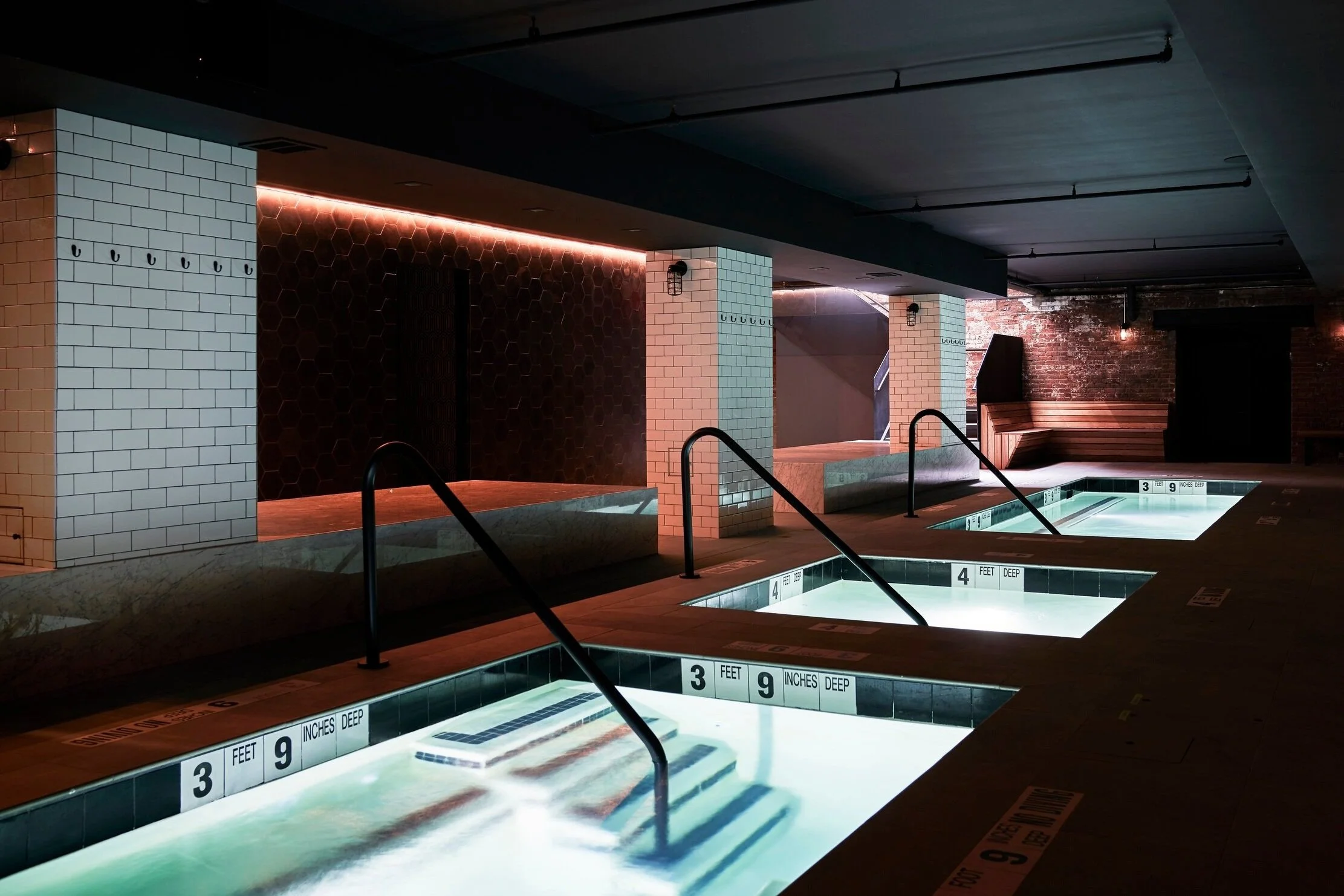 洋書 BATH HOUSE NIGHTS Sauna & Cold Plunge with a Day Pass at Bathhouse